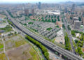 HANGZHOU, Foto dari udara yang diabadikan pada 28 Juni 2022 ini memperlihatkan tahap kedua dari Jembatan Layang Donghu di Hangzhou, Provinsi Zhejiang, China timur. Tahap kedua dari Jembatan Layang Donghu dan Jembatan Layang Wangmei dibuka untuk lalu lintas di Hangzhou pada Selasa (28/6). Kedua jalan layang itu akan memudahkan para komuter dengan berkurangnya kemacetan lalu lintas dan memangkas waktu tempuh antara Distrik Linping dan kawasan perkotaan utama kota tersebut. (Xinhua/Jiang Han)