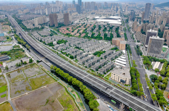 HANGZHOU, Foto dari udara yang diabadikan pada 28 Juni 2022 ini memperlihatkan tahap kedua dari Jembatan Layang Donghu di Hangzhou, Provinsi Zhejiang, China timur. Tahap kedua dari Jembatan Layang Donghu dan Jembatan Layang Wangmei dibuka untuk lalu lintas di Hangzhou pada Selasa (28/6). Kedua jalan layang itu akan memudahkan para komuter dengan berkurangnya kemacetan lalu lintas dan memangkas waktu tempuh antara Distrik Linping dan kawasan perkotaan utama kota tersebut. (Xinhua/Jiang Han)