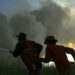 SUMATRA SELATAN, Sejumlah petugas pemadam kebakaran berupaya memadamkan kebakaran lahan gambut di Desa Arisan Jaya di Provinsi Sumatra Selatan pada 28 Juni 2022. (Xinhua/M. Hatta)