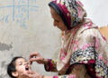 LAHORE, Tenaga kesehatan memberikan vaksin polio kepada seorang anak dalam sebuah kampanye vaksinasi di Lahore, Pakistan, pada 27 Juni 2022. (Xinhua/Sajjad)