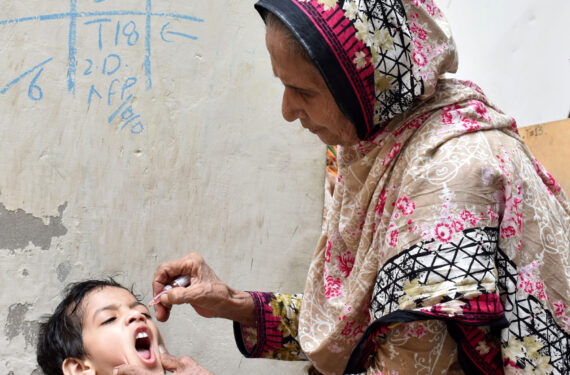 LAHORE, Tenaga kesehatan memberikan vaksin polio kepada seorang anak dalam sebuah kampanye vaksinasi di Lahore, Pakistan, pada 27 Juni 2022. (Xinhua/Sajjad)