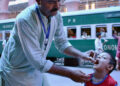 LAHORE, Tenaga kesehatan memberikan vaksin polio kepada seorang anak dalam sebuah kampanye vaksinasi di stasiun kereta di Lahore, Pakistan, pada 27 Juni 2022. (Xinhua/Sajjad)