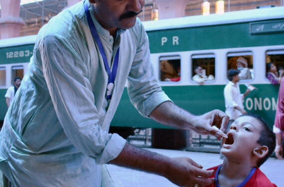 LAHORE, Tenaga kesehatan memberikan vaksin polio kepada seorang anak dalam sebuah kampanye vaksinasi di stasiun kereta di Lahore, Pakistan, pada 27 Juni 2022. (Xinhua/Sajjad)