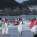 ZHOUSHAN, Sejumlah wisatawan bermain di pantai di objek wisata Zhujiajian di Zhoushan, Provinsi Zhejiang, China timur, pada 28 Juni 2022. Zhujiajian mencatatkan pemulihan pariwisata yang stabil pada musim panas ini. (Xinhua/Xu Yu)