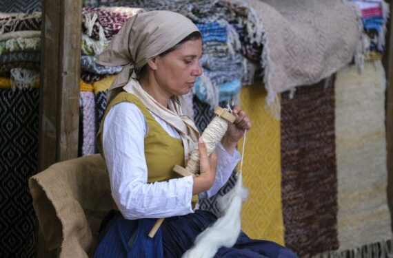 SIGGIEWI, Seorang wanita yang mengenakan pakaian tradisional memintal benang dalam festival tradisional Mnarja di Buskett Gardens, Siggiewi, Malta, pada 29 Juni 2022. Festival tradisional untuk merayakan panen yang berlangsung selama dua hari itu ditutup pada Rabu (29/6) di Buskett Gardens, Malta. Acara tersebut menyuguhkan berbagai produk pertanian, kompetisi ternak, dan musik rakyat tradisional. Festival itu, yang disebut Mnarja dalam bahasa Malta, merupakan festival rakyat utama di Malta. (Xinhua/Jonathan Borg)