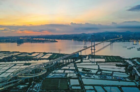GUANGZHOU, Foto dari udara yang diabadikan pada 29 Juni 2022 ini menunjukkan pemandangan Jembatan Nansha yang menghubungkan Kota Guangzhou dan Kota Dongguan di Provinsi Guangdong, China selatan. Dengan membangun jalur-jalur arteri lalu lintas, konektivitas di Kawasan Teluk Besar (Greater Bay Area) Guangdong-Hong Kong-Makau terus meningkat. Jaringan transportasi yang mudah juga mendorong efisiensi logistik di dalam kawasan tersebut dan menyuntikkan vitalitas baru ke dalam pengembangan bisnis lokal. (Xinhua/Liu Dawei)