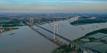 GUANGZHOU, Foto dari udara yang diabadikan pada 29 Juni 2022 ini menunjukkan pemandangan Jembatan Nansha yang menghubungkan Kota Guangzhou dan Kota Dongguan di Provinsi Guangdong, China selatan. Dengan membangun jalur-jalur arteri lalu lintas, konektivitas di Kawasan Teluk Besar (Greater Bay Area) Guangdong-Hong Kong-Makau terus meningkat. Jaringan transportasi yang mudah juga mendorong efisiensi logistik di dalam kawasan tersebut dan menyuntikkan vitalitas baru ke dalam pengembangan bisnis lokal. (Xinhua/Liu Dawei)