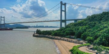 GUANGZHOU, Foto dari udara yang diabadikan pada 23 Juni 2020 ini menunjukkan pemandangan Jembatan Humen yang menghubungkan Kota Guangzhou dan Kota Dongguan di Provinsi Guangdong, China selatan. Dengan membangun jalur-jalur arteri lalu lintas, konektivitas di Kawasan Teluk Besar (Greater Bay Area) Guangdong-Hong Kong-Makau terus meningkat. Jaringan transportasi yang mudah juga mendorong efisiensi logistik di dalam kawasan tersebut dan menyuntikkan vitalitas baru ke dalam pengembangan bisnis lokal. (Xinhua/Liu Dawei)