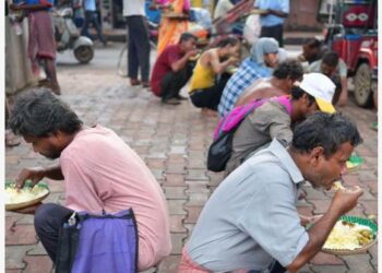 AGARTALA - Orang-orang menyantap makanan yang dibagikan oleh pekerja sosial pada Hari Ketahanan Pangan Sedunia di Agartala, ibu kota Negara Bagian Tripura, India timur laut, pada 7 Juni 2022. (Xinhua/Str)