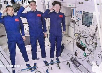 Gambar hasil tangkapan layar di Pusat Kendali Antariksa Beijing (Beijing Aerospace Control Center/BACC) pada 5 Juni 2022 ini menunjukkan tiga astronaut China, yakni Chen Dong (tengah), Liu Yang (kanan), dan Cai Xuzhe, memberi hormat setelah memasuki modul inti stasiun luar angkasa Tianhe. (Xinhua/Li Xin)