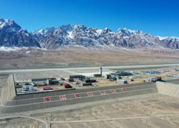 Foto dari udara ini menunjukkan Bandar Udara Taxkorgan yang sedang dibangun di Daerah Otonom Uighur Xinjiang, China barat laut, pada 27 Februari 2022. (Xinhua/Ding Lei)