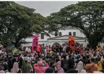 BOGOR - Orang-orang menyaksikan pertunjukan tari barongsai dalam sebuah acara kebudayaan di Bogor, Provinsi Jawa Barat, pada 3 Juni 2022. (Xinhua/Sandika fadilah)