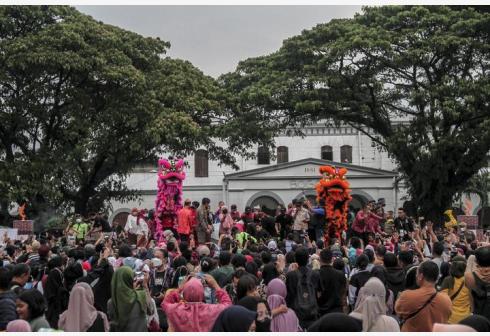 BOGOR - Orang-orang menyaksikan pertunjukan tari barongsai dalam sebuah acara kebudayaan di Bogor, Provinsi Jawa Barat, pada 3 Juni 2022. (Xinhua/Sandika fadilah)
