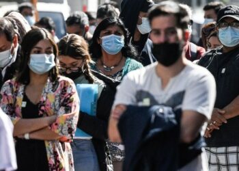Sejumlah orang mengantre untuk menjalani vaksinasi COVID-19 di sebuah fasilitas vaksinasi di Santiago, ibu kota Chile, pada 14 April 2022. (Xinhua/Jorge Villegas)