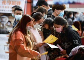 Sejumlah mahasiswa mencari pekerjaan dalam sebuah bursa kerja (job fair) kampus musim semi di Xining, ibu kota Provinsi Qinghai, China barat laut, pada 24 Maret 2021. (Xinhua/Zhang Long)
