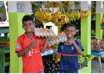DILI - Dua anak laki-laki menjual telur di sebuah pasar buah di Dili, ibu kota Timor-Leste, pada 6 Juni 2022. (Xinhua/Xu Qin)