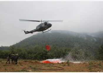 DANNIYEH - Sebuah helikopter militer Lebanon mengangkut air untuk memadamkan api di hutan pinus di Danniyeh, Lebanon, pada 8 Juni 2022. (Xinhua/Khaled Habashiti)