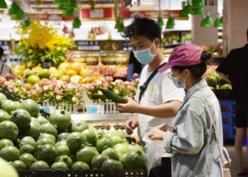 Sejumlah pelanggan membeli sayuran di sebuah toko swalayan di Mengzi, Provinsi Yunnan, China barat daya, pada 11 Mei 2022. (Xinhua/Xue Yingying)