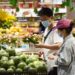 Sejumlah pelanggan membeli sayuran di sebuah toko swalayan di Mengzi, Provinsi Yunnan, China barat daya, pada 11 Mei 2022. (Xinhua/Xue Yingying)