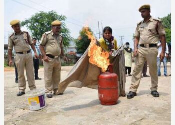 AGARTALA - Seorang staf mencoba mengendalikan api yang berkobar dari sebuah tabung gas minyak cair (liquefied petroleum gas/LPG) dalam sebuah latihan pemadaman kebakaran di Tripura Medical College di Agartala, ibu kota Negara Bagian Tripura, India timur laut, pada 8 Juni 2022. (Xinhua/Str)