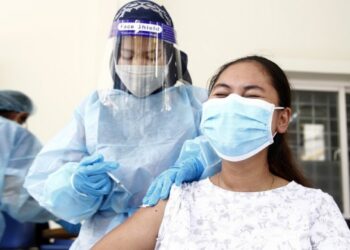 Seorang wanita menerima suntikan vaksin COVID-19 dosis kelima di sebuah lokasi vaksinasi di Phnom Penh, Kamboja, pada 9 Juni 2022. (Xinhua/Phearum)
