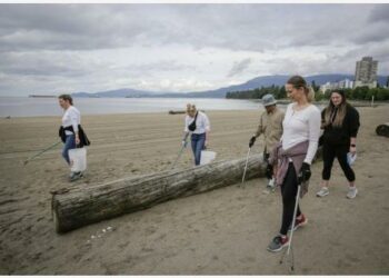 VANCOUVER - Sejumlah sukarelawan mengumpulkan sampah saat menyisir sebuah pantai di English Bay di Vancouver, British Columbia, Kanada, pada 8 Juni 2022. Masyarakat ambil bagian dalam kegiatan pembersihan garis pantai di berbagai kota di Kanada untuk memperingati Hari Laut Sedunia pada Rabu (8/6). (Xinhua/Liang Sen)
