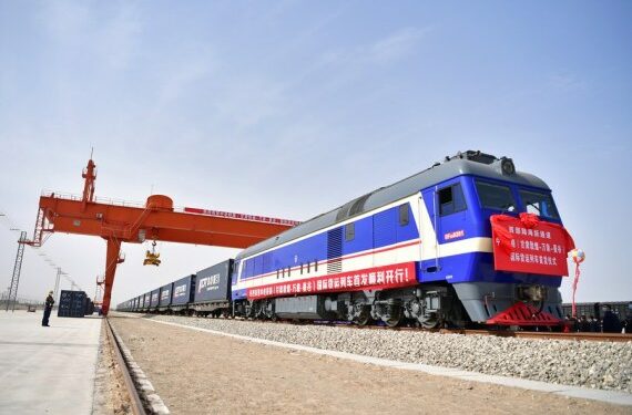 Kereta kargo internasional pertama Gansu yang beroperasi melalui Jalur Kereta China-Laos bersiap untuk berangkat dari Dunhuang, Provinsi Gansu, China barat laut, pada 21 April 2022. (Xinhua/Chen Bin)