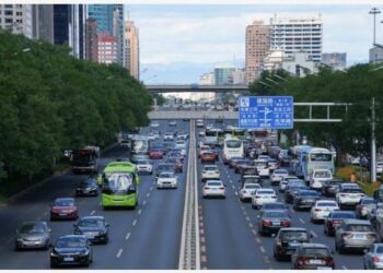 BEIJING- Sejumlah kendaraan melaju di Kawasan Bisnis Terpadu (Central Business District/CBD) di Distrik Chaoyang di Beijing, ibu kota China, pada 6 Juni 2022. (Xinhua/Ju Huanzong)