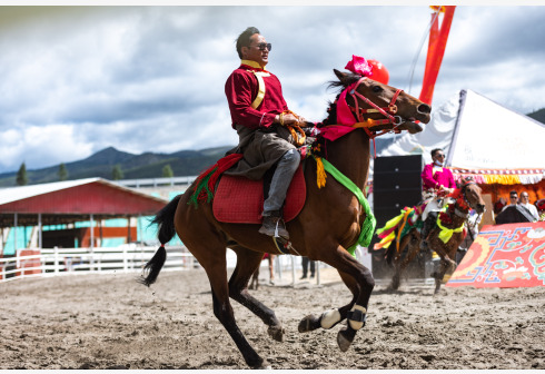 SHANGRI-LA - Sejumlah penunggang kuda menampilkan pertunjukan berkuda di festival balap kuda yang digelar di Shangri-La, Prefektur Otonom Etnis Tibet Deqen, Provinsi Yunnan, China barat daya, pada 3 Juni 2022. (Xinhua/Cao Mengyao)