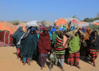 Sejumlah orang terlihat di sebuah kamp di pinggiran Mogadishu, ibu kota Somalia, pada 4 Februari 2022. (Xinhua/Hassan Bashi)