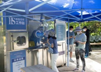 Tenaga kesehatan mengambil sampel usap (swab) dari seorang warga untuk tes asam nukleat di Distrik Huangpu, Shanghai, China timur, pada 31 Mei 2022. (Xinhua/Jin Liwang)
