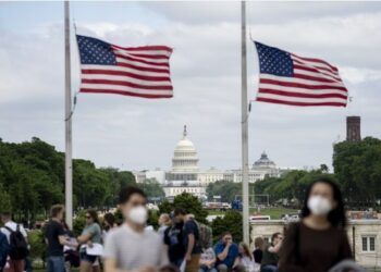 Bendera nasional Amerika Serikat (AS) dikibarkan setengah tiang di Monumen Washington untuk mengenang 1 juta nyawa warga Amerika yang hilang akibat COVID-19 di Washington DC, AS, pada 12 Mei 2022. (Xinhua/Liu Jie)