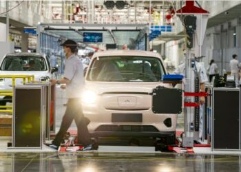 Sebuah mobil energi baru sedang diinspeksi di pabrik milik produsen mobil China Leapmotor di Jinhua, Provinsi Zhejiang, China timur, pada 26 April 2022. (Xinhua/Hu Xiaofei)