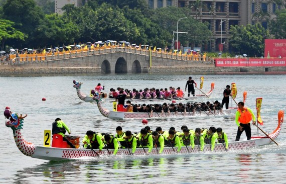 Sejumlah tim perahu naga berkompetisi dalam ajang balap perahu naga tradisional China yang digelar di Kota Xiamen, Provinsi Fujian, China tenggara, pada 3 Juni 2022. (Xinhua/Wei Peiquan)