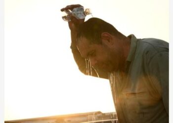 KUWAIT CITY - Seorang pria mengguyurkan air ke kepalanya di tengah cuaca panas di Kuwait City, Kuwait, pada 7 Juni 2022. Sepanjang pekan ini, Kuwait dilanda suhu tinggi di seluruh wilayahnya, dengan suhu tertinggi yang tercatat dalam 48 jam terakhir mencapai 53 derajat Celsius, menurut Departemen Meteorologi Kuwait pada Selasa (7/6). (Xinhua/Asad)