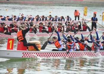 Anggota tim perahu naga berkompetisi dalam ajang balap perahu naga tradisional China yang diadakan di Kota Xiamen, Provinsi Fujian, China tenggara, pada 3 Juni 2022. (Xinhua/Zhou Yi)