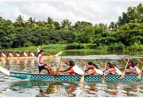 KOLOMBO - Sejumlah orang ambil bagian dalam Kejuaraan Persahabatan Balap Perahu Naga Sri Lanka-China untuk merayakan Festival Perahu Naga di Pusat Olahraga Dayung Diyawanna di Kolombo, Sri Lanka, pada 3 Juni 2022. (Xinhua/Tang Lu)