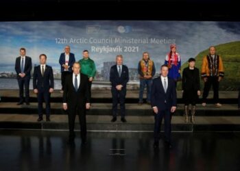 Para perwakilan berpose untuk difoto bersama usai Pertemuan Tingkat Menteri Dewan Arktika ke-12 di Reykjavik, Islandia, pada 20 Mei 2021. (Xinhua/Kementerian Luar Negeri Islandia/Gunnar Vigfusson)