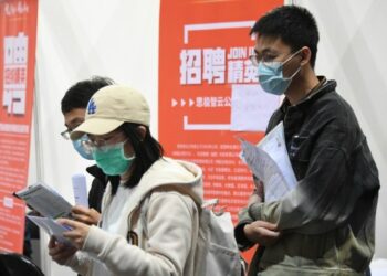 Sejumlah siswa menunggu untuk menjalani wawancara kerja di sebuah bursa kerja (job fair) kampus musim gugur di Institut Teknologi Beijing di Beijing, ibu kota China, pada 18 Oktober 2021. (Xinhua/Ren Chao)