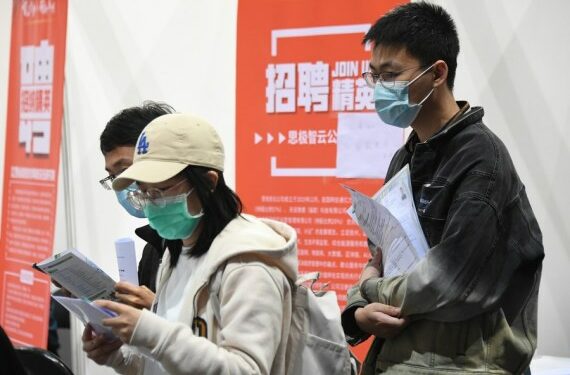 Sejumlah siswa menunggu untuk menjalani wawancara kerja di sebuah bursa kerja (job fair) kampus musim gugur di Institut Teknologi Beijing di Beijing, ibu kota China, pada 18 Oktober 2021. (Xinhua/Ren Chao)