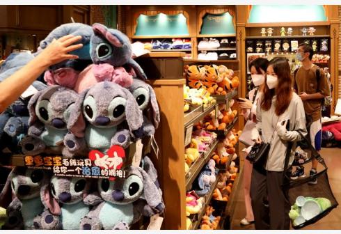 SHANGHAI - Sejumlah wisatawan membeli mainan di World of Disney Store di Shanghai, China timur, pada 10 Juni 2022. Shanghai Disney Resort kembali beroperasi secara parsial pada Jumat (10/6) seiring meredanya epidemi COVID-19 di kota itu. Wishing Star Park, World of Disney Store, dan Blue Sky Boulevard telah kembali beroperasi terlebih dahulu dan Shanghai Disneyland akan tetap ditutup sementara sampai pemberitahuan lebih lanjut. (Xinhua/Fang Zhe)