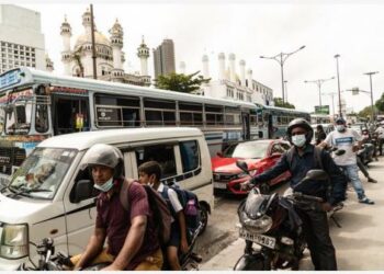 KOLOMBO - Sejumlah kendaraan mengantre untuk mengisi bahan bakar minyak (BBM) di sebuah jalan di Kolombo, ibu kota Sri Lanka, pada 6 Juni 2022. (Xinhua/Tang Lu)