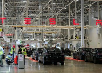 Para karyawan bekerja di Gigafactory Tesla di Shanghai, China timur, pada 20 November 2020. (Xinhua/Ding Ting)