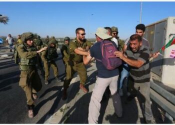 QALQILYA - Sejumlah warga Palestina terlibat bentrok dengan tentara Israel menyusul aksi unjuk rasa terhadap perluasan permukiman Yahudi di Desa Izbat at-Tabib dekat Kota Qalqilya, Tepi Barat, pada 9 Juni 2022. (Xinhua/Nidal Eshtayeh)