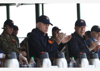 IZMIR - Presiden Turki Recep Tayyip Erdogan (kiri, depan) meninjau latihan militer di Izmir, Turki, pada 9 Juni 2022. Erdogan meninjau hari terakhir latihan militer gabungan skala besar yang diadakan di Provinsi Izmir, Turki barat, pada Kamis (9/6). (Xinhua)