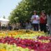 MOSKOW, Orang-orang mengamati bunga pada gelaran festival bunga tahunan yang diadakan di luar pusat perbelanjaan GUM, dekat Lapangan Merah di pusat kota Moskow, ibu kota Rusia, pada 1 Juli 2022. (Xinhua/Alexander Zemlianichenko Jr)