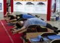 DAEGU, Para pengunjung menjajal mesin pijat di sebuah stan kesehatan terkait tulang belakang di ajang Medi Expo yang digelar di Daegu, Korea Selatan, pada 1 Juli 2022. Sebuah pameran medis khusus dibuka di Daegu pada Jumat (1/7), dan akan berlangsung hingga 3 Juli. (Xinhua/Wang Yiliang)