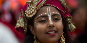 KATHMANDU, Seorang umat Hindu terlihat dalam perayaan Festival Rath Yatra di Kathmandu, ibu kota Nepal, pada 1 Juli 2022. (Xinhua/Sulav Shrestha)