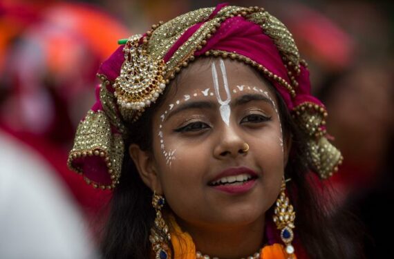 KATHMANDU, Seorang umat Hindu terlihat dalam perayaan Festival Rath Yatra di Kathmandu, ibu kota Nepal, pada 1 Juli 2022. (Xinhua/Sulav Shrestha)