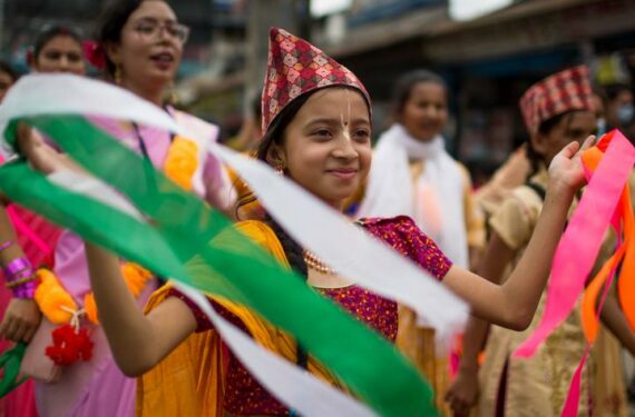 KATHMANDU, Umat Hindu merayakan Festival Rath Yatra di Kathmandu, ibu kota Nepal, pada 1 Juli 2022. (Xinhua/Sulav Shrestha)